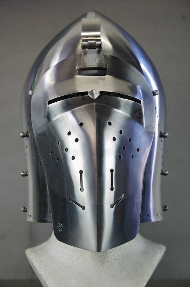 Klappvisier bascinet with keyhole visor, c. 1390-1410. Source: bascinet Wallace Collection A74, London; visor Museo Stibbert, Florence. Skull raised from two halves of 2 mm high quality mild steel, heat hardened and tempered up to 34 HRC. Visor raised from 2 mm medium carbon steel and hardened and tempered up to 42 HRC. Visor hinge made of medium carbon steel. Visor is removable. Weight 3,320 kg. /Klappvisier wzorowany na hemie z Wallace Collection A74 oraz zasonie z Museo Stibbert, datowany na 1380-1410. Dzwon wykuty z dwch powek 2 mm wysokiej jakoci stali niskowglowej, hartowany i odpuszczany do 34 HRC. Zasona wykuta z 2 mm stali redniowglowej, hartowana i odpuszczana do 42 HRC. Zawias zasony wykonany ze stali redniowglowej. Zasona jest zdejmowana. Waga 3,320 kg.